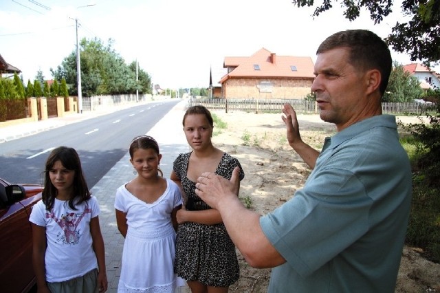 Pan Mirosław uważa, że autobusy mogłyby jeździć wyremontowaną ulicą Brzoskwiniową. Wtedy mieszkańcy tej części Dojlid mieliby o wiele bliżej na przystanek.