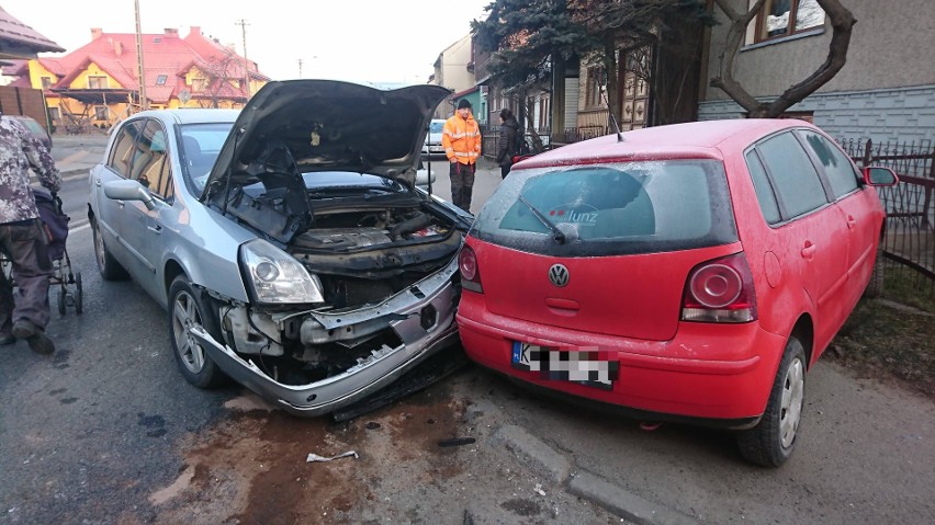 Poranna stłuczka w Waksmundzie. Auto wjechało w ogrodzenie [ZDJĘCIA]