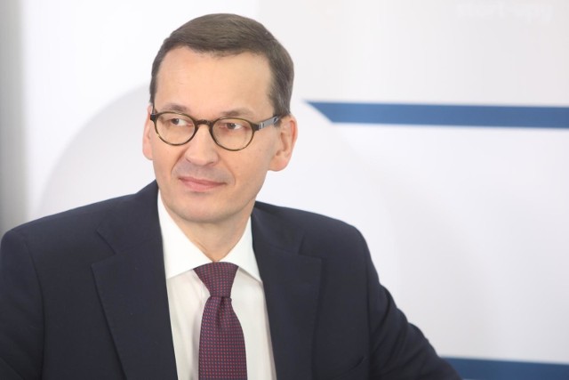 Książka "Delfin. Mateusz Morawiecki" wzbudziła wielkie kontrowersje wśród sympatyków PiS. Teraz państwowy bank PKO BP pozwał jej autorów.