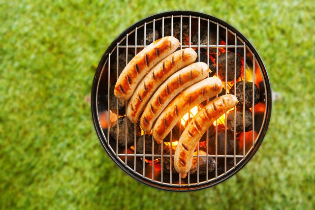 Kiełbasy na grilla - można je jeść bezpiecznie, ale jedna drugiej nierówna.