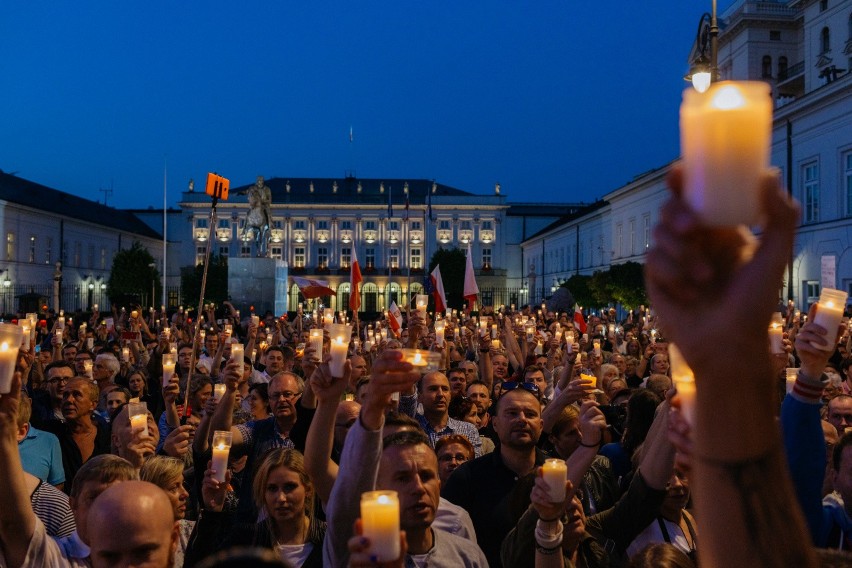 Kolejny "Łańcuch Światła" w Warszawie. Protest ze świecami przed Pałacem Prezydenckim [ZDJĘCIA]