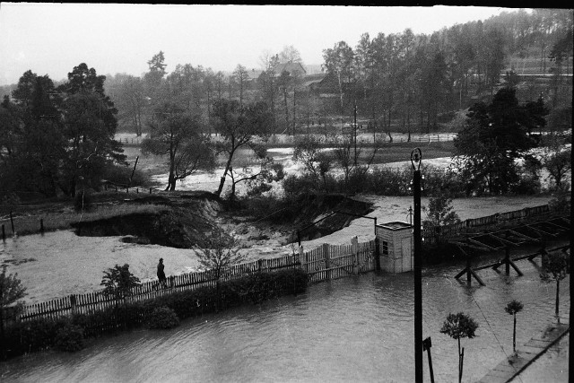16 maja 1939 roku miała miejsce wielka powódź w Skarżysku - Kamiennej. Po wielodniowych, intensywnych opadach woda w rzece Kamionce wezbrała tak silnie, że nie wytrzymała grobla zalewu rejowskiego. Woda zalała osiedla Rejów i Skarżysko Zachodnie, niszcząc wszystko, co napotkała na swojej drodze. Zobacz więcej zdjęć na kolejnych slajdach >>>