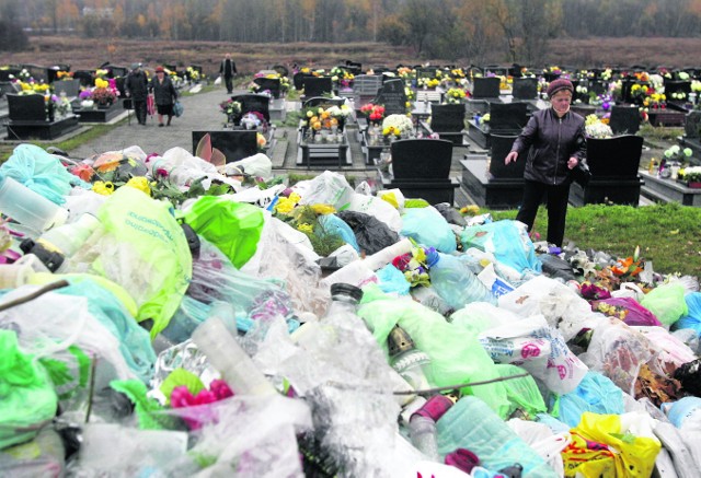 Sprzątanie grobów przed dniem Wszystkich Świętych powoduje, że na cmentarzach rosną sterty śmieci