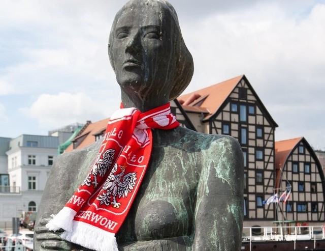 Bydgoskie pomniki już przystrojone w biało-czerwone barwy. Trwa odliczanie do meczu Polski z Senegalem. Jesteście gotowi na to wydarzenie? Pokażcie, jak Wy będziecie kibicować. Przyślijcie do nas Wasze zdjęcia. Z nadesłanych zdjęć przygotujemy galerię, którą opublikujemy po dzisiejszym meczu. Przysyłajcie fotki z biało-czerwonymi akcentami na adres: online@express.bydgoski.plObejrzyj piąty odcinek "Ale co? Deszczowe H2O":