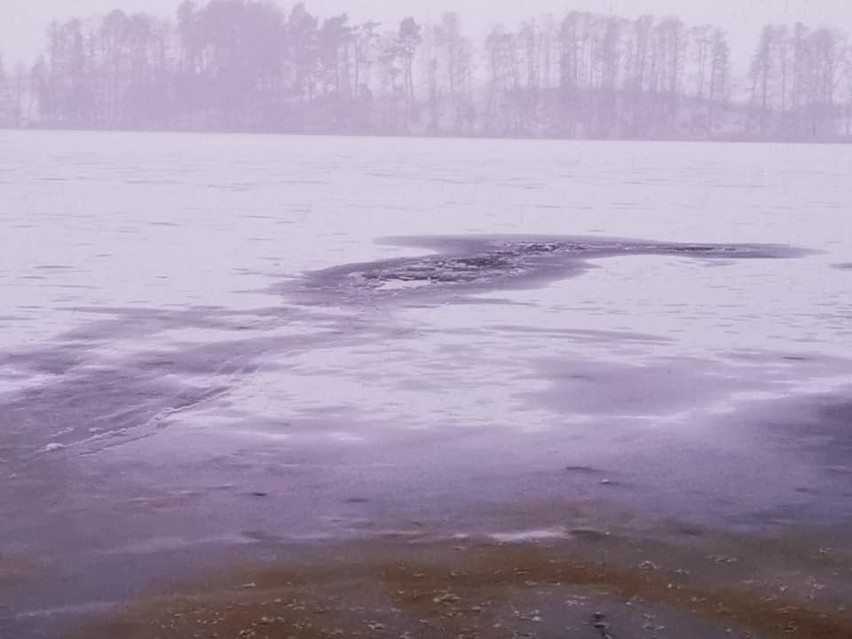 Lód jest bardzo kruchy. Strażacy apelują o rozwagę.