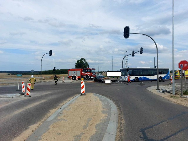 Zderzenia trzech pojazdów na trasie Słupsk - Ustka: autobusu, motocykla i samochodu osobowego
