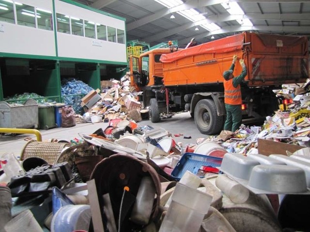 Śmieci mieszane, jak i te pochodzące z selektywnej zbiórki, trafią do Regionalnego Centrum Gospodarki Odpadami w Domaszkowicach.