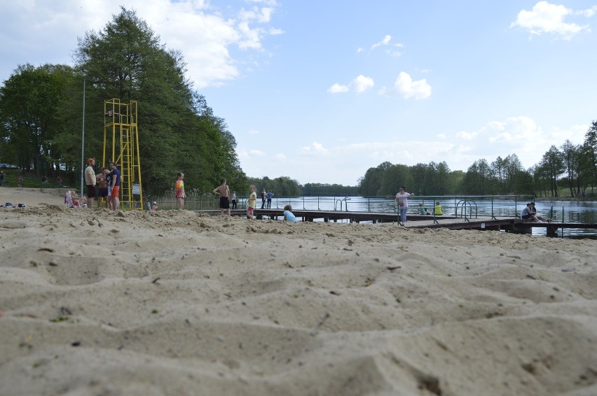 Letnia pogoda sprawiła, że na plaży w Kłodawie pojawili się...