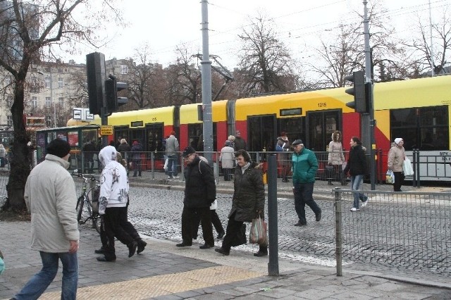 Tym przejściem można się dostać tylko na przystanek tramwajów jadących od strony centrum.