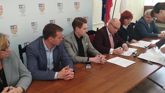 Podczas podpisywania porozumienia w sprawie przejęcia szpitala w starostwie powiatowym w Opatowie.