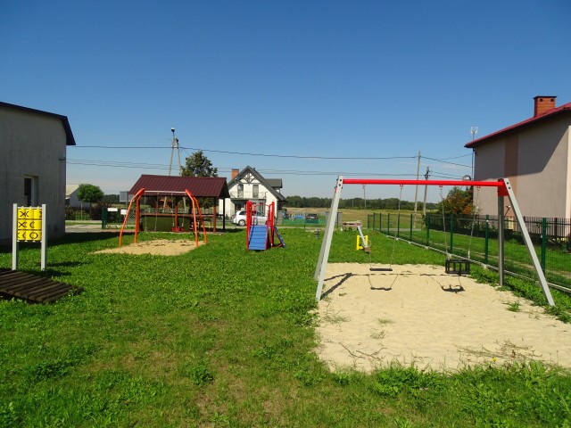 Place zabaw na terenie gminy Zwoleń zyskały nowy sprzęt. Wszystko to dzięki inwestycjom w ramach Funduszy Sołeckich.