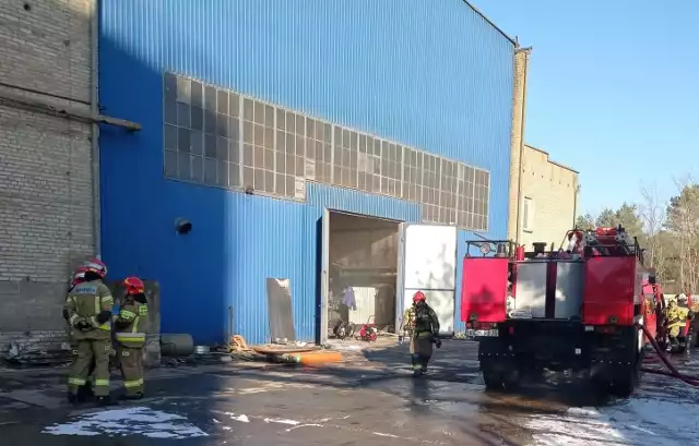 W jednej z hal sąsiadujących z zakładami chemicznymi w Alwerni, pojawił się niewielki ogień. Strażacy szybko opanowali sytuację