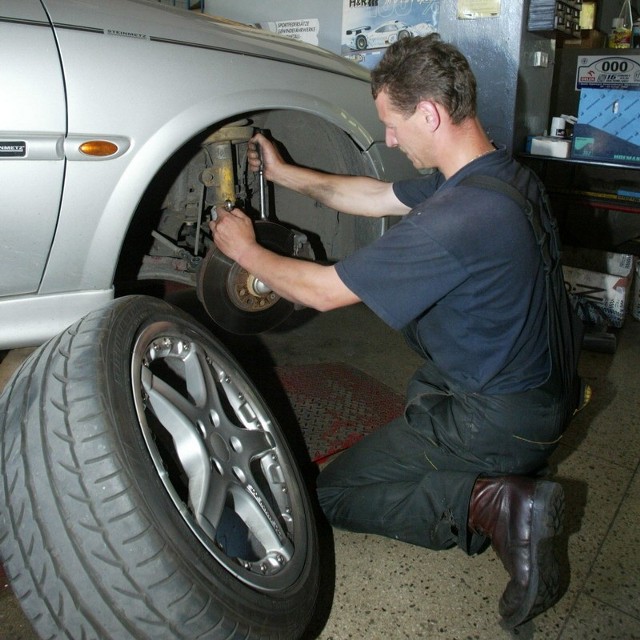 Aby systemy bezpieczeństwa funkcjonowały właściwie, konieczne są regularne przeglądy samochodu.