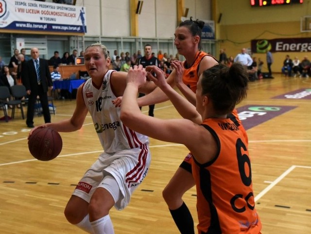Agnieszka Fikiel (z piłką) pomogła Enerdze Toruń w zdobyciu brązowego medalu MP w ostatnim sezonie.
