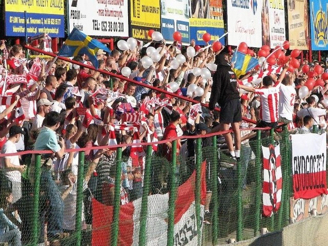 Na derby zawsze przyjeżdża do Grudziądza spora grupa fanów Polonii Bydgoszcz.. W ścisku stoją - bardziej z konieczności niż z wyboru.