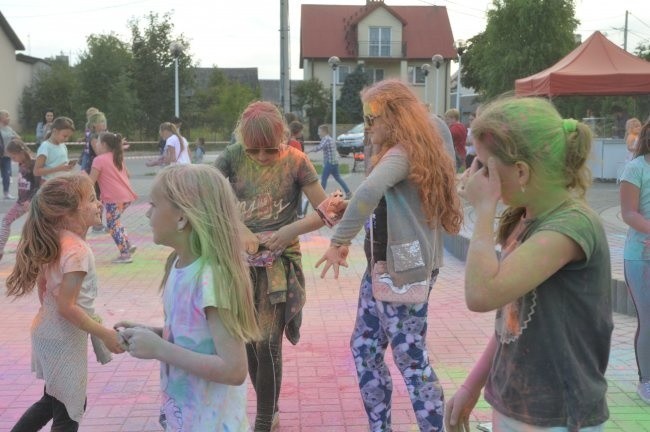 Wspólna zabawa w kolorowych proszkach. W Bielinach odbył się Festiwal Kolorów (ZDJĘCIA)