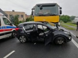 Wypadek w Rakoniewicach. Samochód ciężarowy zderzył się z osobówką. 4 osoby ranne