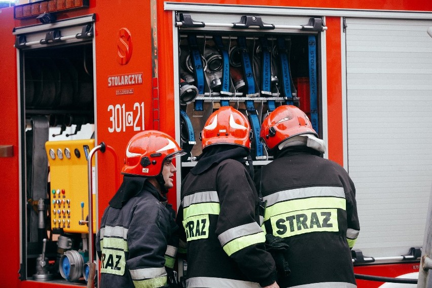 Pożar auta osobowego na wylotówce z Bydgoszczy w kierunku Stryszka. Jeden pas nieprzejezdny 