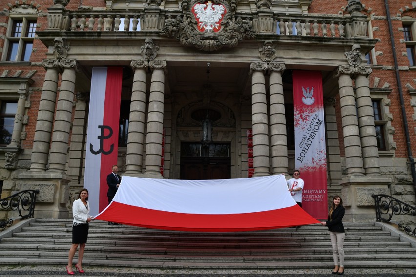 Biało-czerwona flaga powróciła na maszt Zachodniopomorskiego Urzędu Wojewódzkiego w Szczecinie