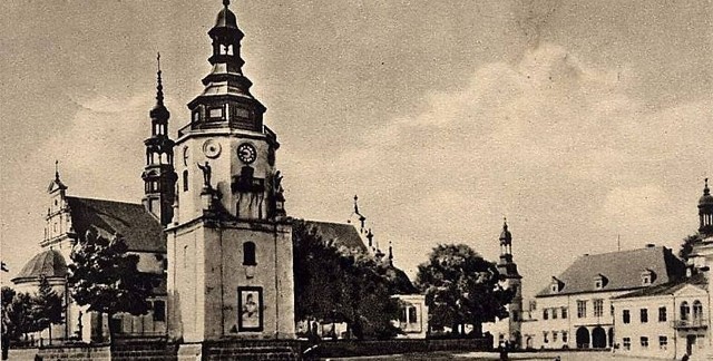 Zdjęcie sprzed II wojny światowej z widoczną na dzwonnicy katedralnej płytą z wizerunkiem Tadeusza Kościuszki odsłoniętą w 1917 roku