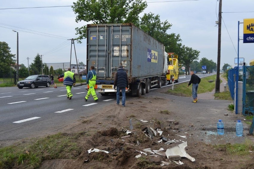 Wypadek w Osielsku. Tir wpadł do rowu [zdjęcia]