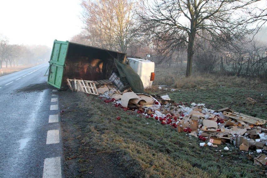 Ciężarówka wpadła do rowu w Kalsku
