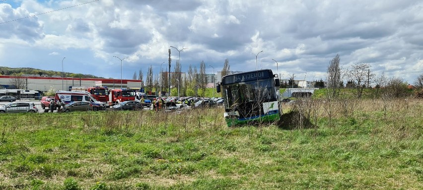 Pętla Turkusowa w Szczecinie. Autobus wypadł z drogi