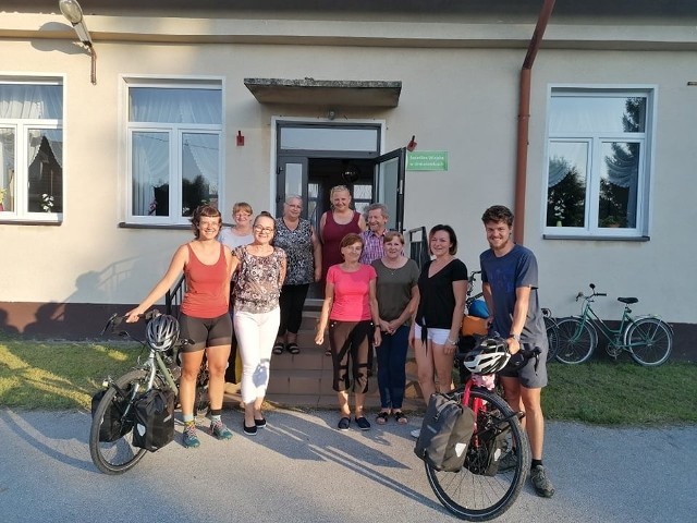 Alma Kocher i Jonas ze Szwajcarii podr&oacute;żują po Europie na rowerach, zawitali do Umianowic, gdzie przyjęło ich Koło Gospodyń Wiejskich.