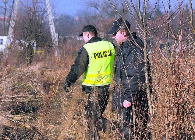 Policjanci w chaszczach szukali ciała Krzysztofa Galczaka