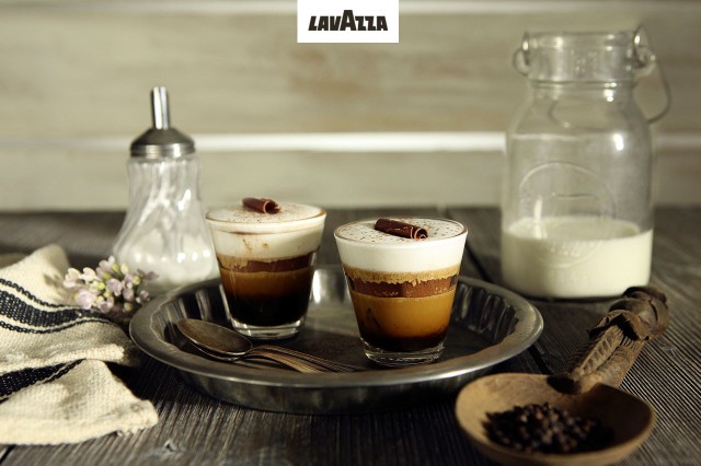 Marocchino Fondente SKŁADNIKINa 1 porcję•	1 espresso•	wiórki ciemnej czekolady •	gorzkie kakao w proszku•	czarny pieprz mielony•	gorąca, mleczna piankaPRZYGOTOWANIEW małej filiżance, najlepiej szklanej dla lepszego efektu, zaparz espresso. Dodaj wiórki czekoladowe (ilość w zależności od preferencji smakowych), posyp obficie proszkiem kakaowym, dodając na koniec szczyptę pieprzu. Spień gorące mleko i udekoruj kawę mleczną pianką, wlewając ją powoli, tak by do kawy wlać możliwie jak najmniej samego mleka. Na koniec całość posyp raz jeszcze kakaowym proszkiem i udekoruj pozostałymi wiórkami czekolady. Wypróbuj ten przepis z kawą Lavazza Qualità Rossa.