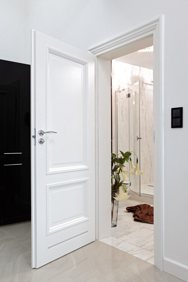 Drzwi do łazienkiSama szczelina wentylacyjna w łazience nie wystarcza, by zapewnić dobrą cyrkulację powietrza.