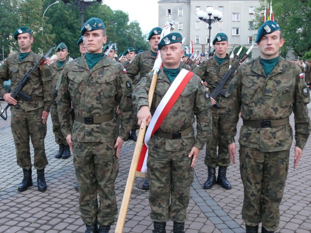 Żołnierze   z niżańskiego garnizonu na uroczystym apelu na Placu Piłsudskiego.