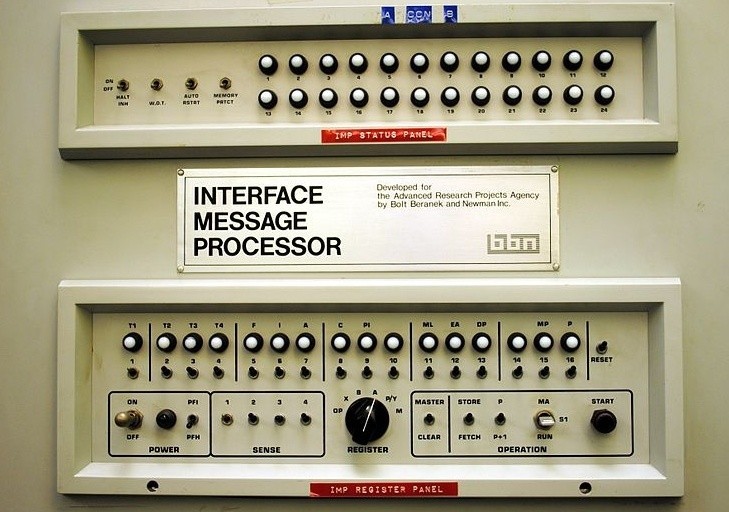 Panel sterujący nadajnika ARPANET, prototyp współczesnych...