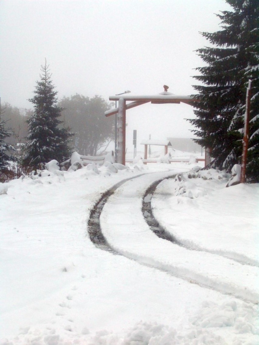 W Karkonoszach już zima! Przełęcz Okraj pod śniegiem (ZDJĘCIA)