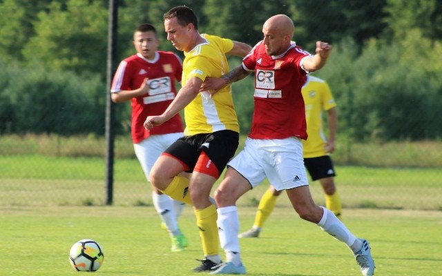 W ciekawym meczu czwartej ligi Czarni Połaniec wygrali z Neptunem Końskie 4:2 (1:1). Bramki: Paweł Meszek 43 z karnego, Adrian Gębalski 48, 76, Tomasz Mucha 60 - Karol Armata 1, 90+3.Czarni zagrali w składzie: Saracen - Meszek (77. Smoleń), Witek, Bażant (84. Dyl), Ferens (80. Bawor) - Misztal, Gębalski (86. Wiszniewski), Dziedzic (46. Mucha), Wątróbski, Krępa - Skiba.-Przespaliśmy pierwszą minutę, w 38 sekundzie straciliśmy bramkę po strzale Karola Armaty. W drugiej połowie zdecydowanie przeważaliśmy, czego efektem były trzy bramki - mówił Mateusz Sobierajski, kierownik drużyny Czarnych.Zapraszamy do obejrzenia ciekawych zdjęć Tomasza Kaczmarczyka.Szczegóły na kolejnych slajdach. (dor)