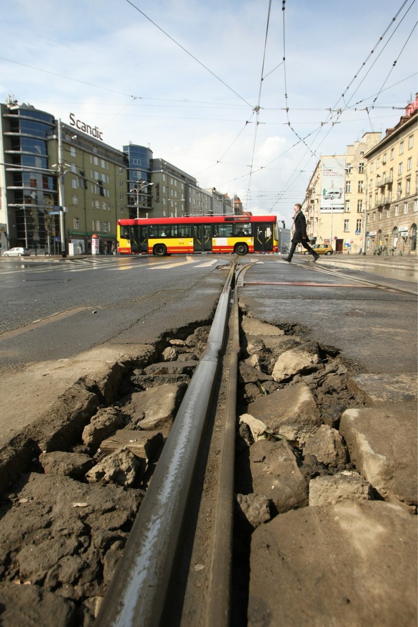 Zniszczone torowisko na ul. Piłsudskiego przy skrzyzowaniu...