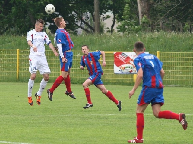 Piłkarze Gryfa Słupsk (czerwono-niebieskie stroje) stracili już nawet matematyczne szanse na utrzymanie się w III lidze. 