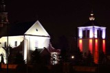 Dzwonnica kościoła farnego na biało-czerwono