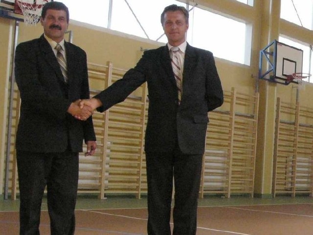 Jeszcze kilka lat temu panowała wielka zgoda między Andrzejem Wiekierą (z lewej) &#8211; ówczesnym przewodniczącym Rady Gminy a wójtem Moskorzewa Jarosławem Klimkiem. Teraz są wrogami.