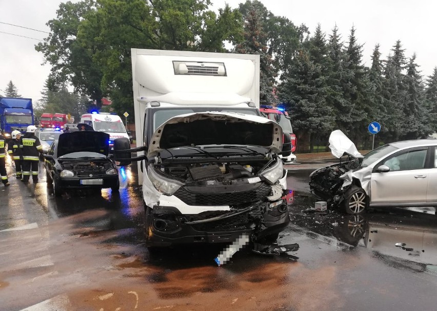 Trzy auta zderzyły się w Osieku. Ranna kobieta