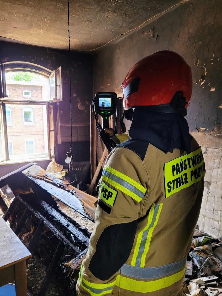 Siemianowice Śląskie: Pożar w jednym z mieszkań. Policja znalazła w płonącym lokalu tracącego przytomność mężczyznę