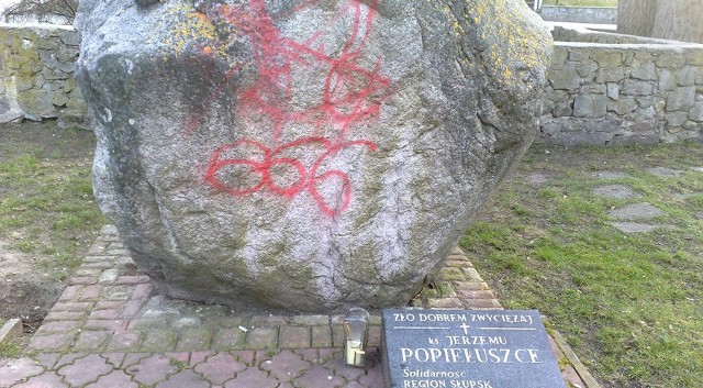 Zamalowany przez wandali obelisk poświęcony ks. Jerzemu Popiełuszce.