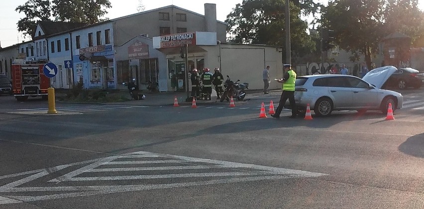 Wypadek osobówki z motocyklistą w Mniszku w Grudziądzu.