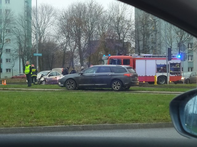 Dyżurny WSKR w Białymstoku otrzymał zgłoszenie o wypadku o godz. 14.03. Na skrzyżowaniu ulic Zwycięstwa i Al. Solidarności zderzyły się dwa auta osobowe