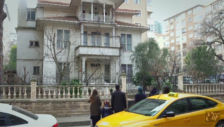 "Elif" odcinek 565. Rodzina Emiroğlu znowu ma dach nad głową! Pojawia się zazdrosna o Yusufa Leyla! [STRESZCZENIE ODCINKA]
