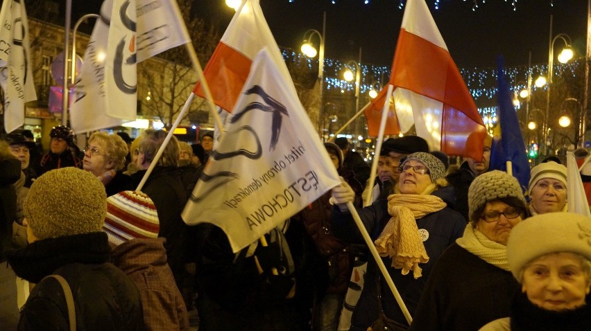 Demonstracja KOD w Częstochowie. "Demokracjo spoczywaj w...