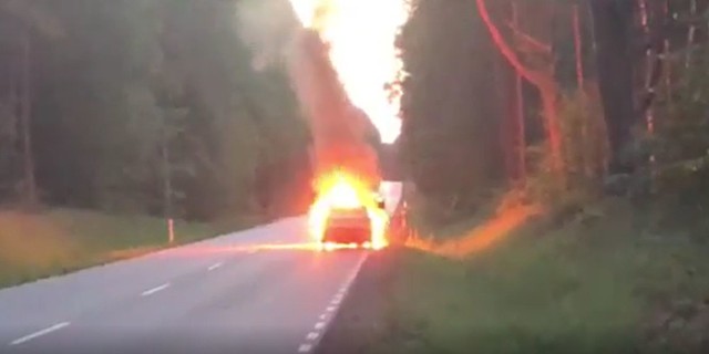 Pożar samochodu w pobliżu miejscowości Michałowo-Kolonia