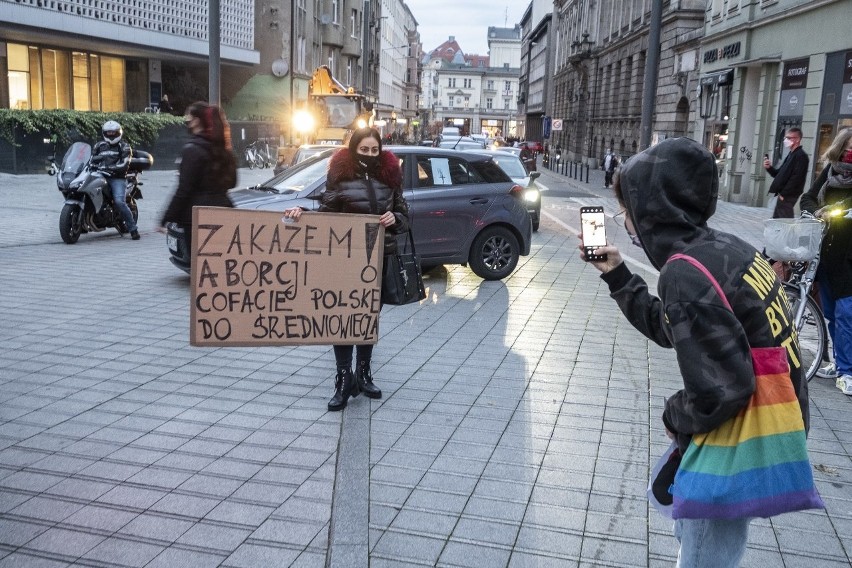 Strajk kobiet w Poznaniu: Coraz więcej osób wychodzi na...