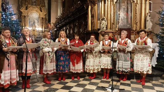 Chór Psallite Deo i zespół folklorystyczny Charszniczanka z Charsznicy wystąpiły w niedzielę, 15 stycznia w skalbmierskiej kolegiacie