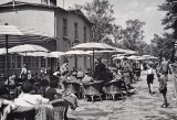 Kolorowe parasolki i pyszne desery. W PRL-u Restaurację "Parkowa" w Chorzowie oblegały prawdziwe tłumy! Co z niej zostało? Zobaczcie